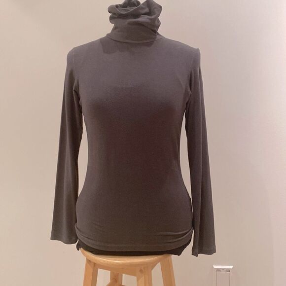 Sweater , Spanx like stretch, thick material Toronto Yorkdale Designer - Picture 1 of 4